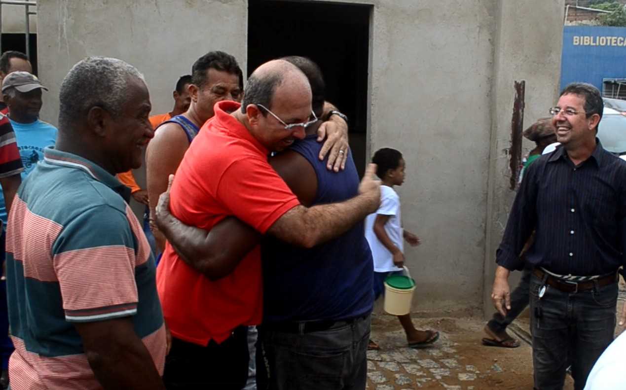Camacã: Funcionário recebe Placa de Reconhecimento pelos 40 anos de serviço prestados a prefeitura
